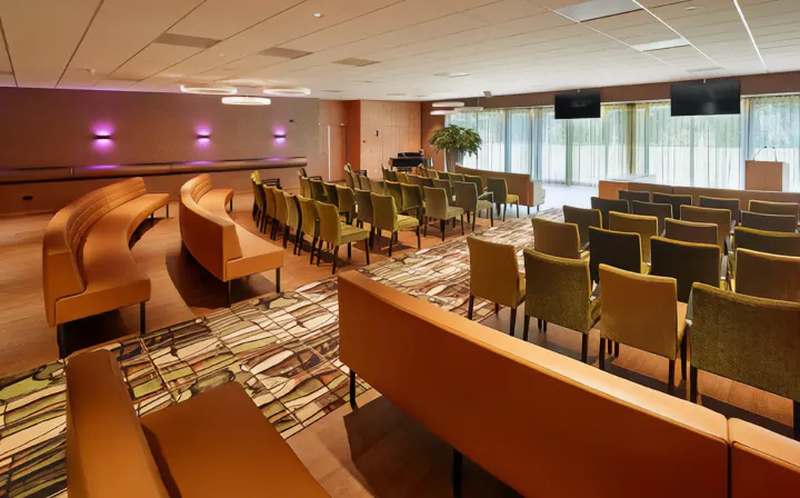 669772a9a9d6f93a4dcb4179 Begraafplaats en Crematorium Almere Stad grote zaal - Noach Uitvaartzorg