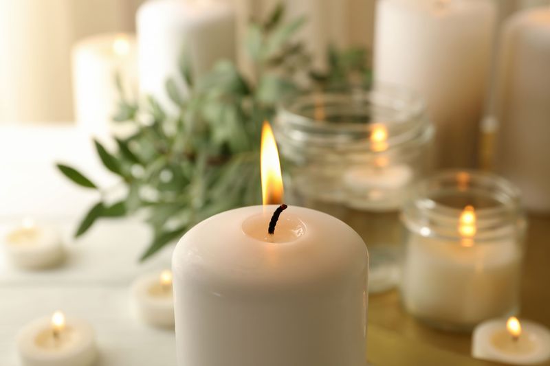 695d0f9793c2f499c8096f82 burning scented candles for relax close up 2025 04 02 07 06 34 utc p 800 - Noach Uitvaartzorg